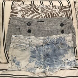 Express Women's Blue and White Patterned Jean Shorts